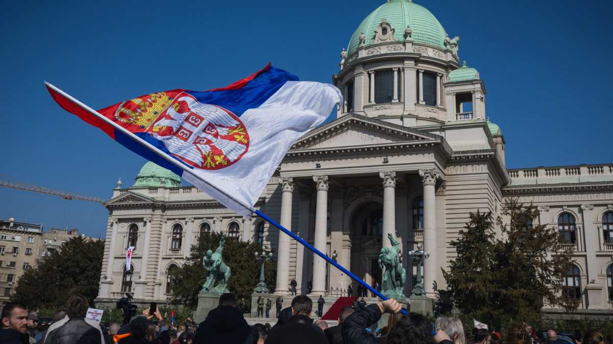 Serbia tra Europa e deriva illiberale: giustizia sotto pressione, proteste civiche e il bivio decisivo per Belgrado
