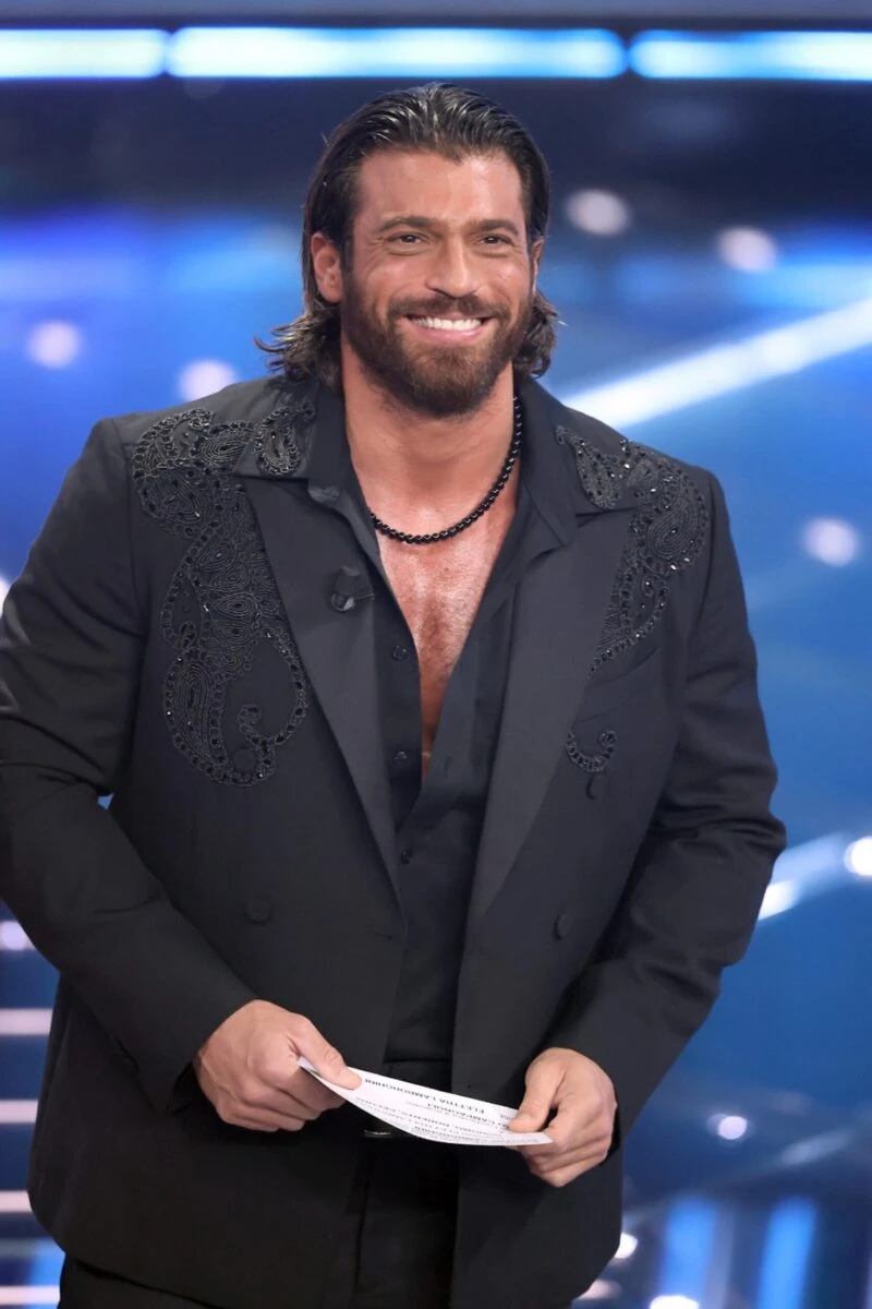 Can Yaman sul palco dell’Ariston a Sanremo 2026 con camicia aperta