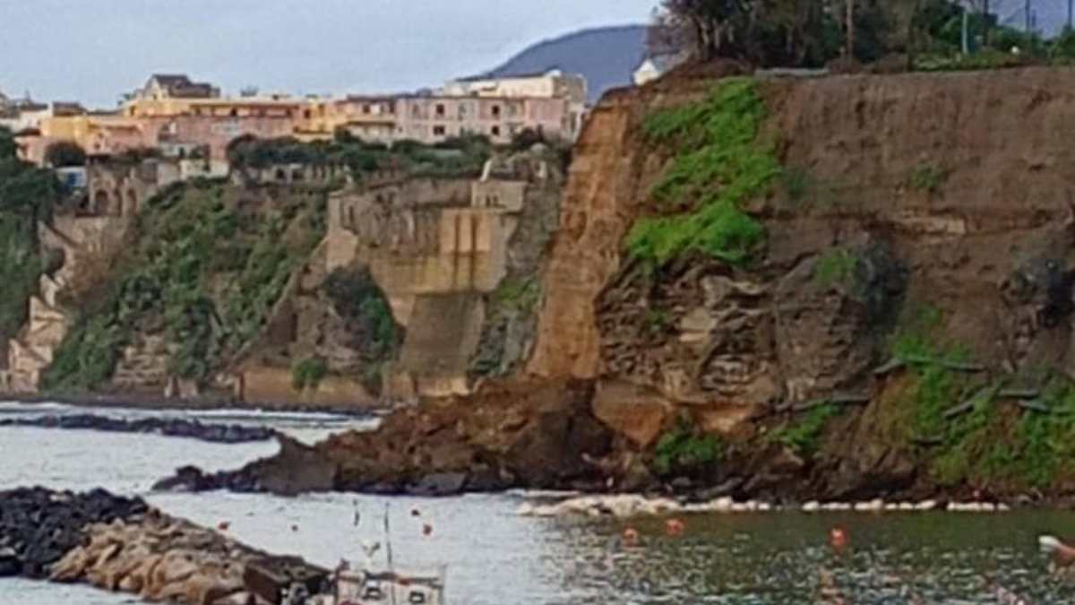 Procida, crolla un costone alla Corricella: le rassicurazioni del sindaco