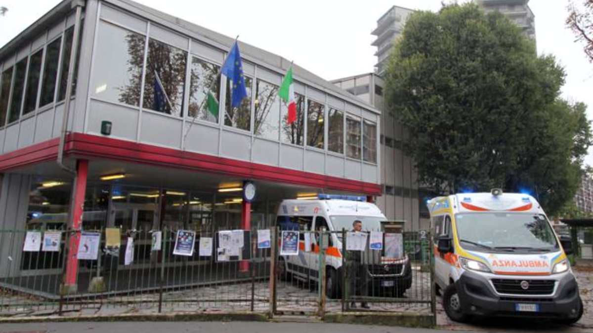 Milano, vola giù dalla finestra a scuola durante la ricreazione
