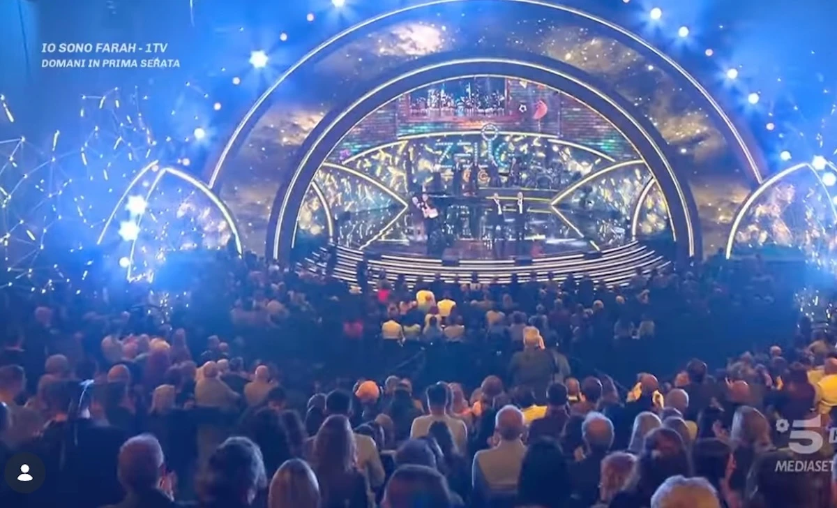Claudio Bisio e Vanessa Incontrada durante il saluto finale a Zelig 30