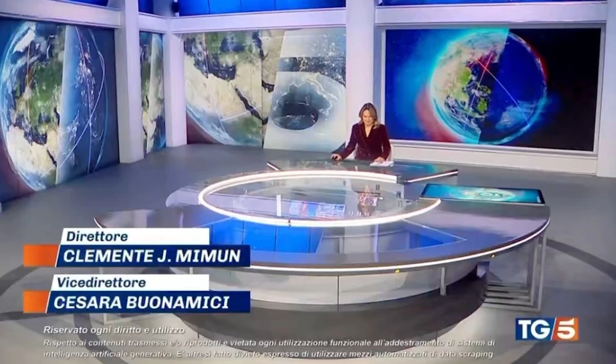 Domitilla Savignoni in studio al Tg5 durante la diretta