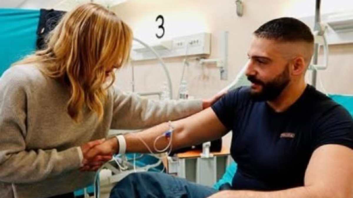 Torino, l’agente aggredito a martellate parla alla premier: “Sono molto organizzati, erano tutti incappucciati”