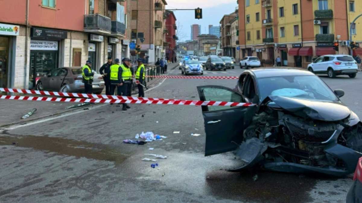 Modena, fuga dai carabinieri finisce in tragedia: morta un’anziana di 89 anni, arrestato un ventenne senza patente Modena, fuga dai carabinieri finisce in tragedia: morta un’anziana di 89 anni, arrestato un ventenne senza patente