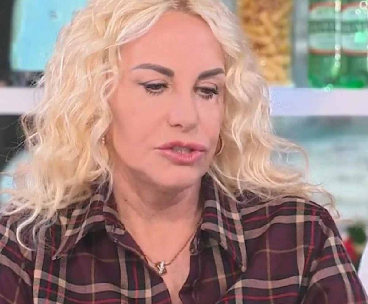 Antonella Clerici in studio durante la diretta