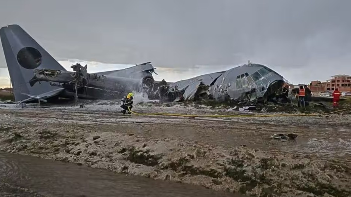 Bolivia, aereo militare cade con carico di banconote: almeno 20 morti e folla dispersa con idranti Bolivia, aereo militare cade con carico di banconote: almeno 20 morti e folla dispersa con idranti