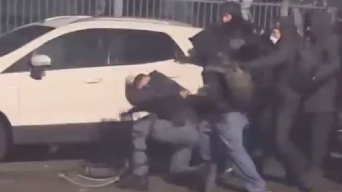 torino arrestato il 22enne che ha aggredito il poliziotto al corteo askatasuna da Thesocialpost.it torino arrestato il 22enne che ha aggredito il poliziotto al corteo askatasuna