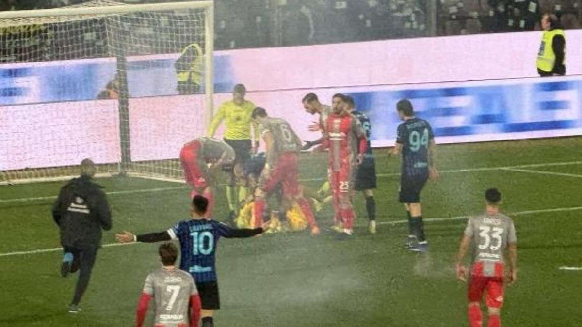 Serie A, caos durante Cremonese Inter: il petardo colpisce Audero. Partita sospesa