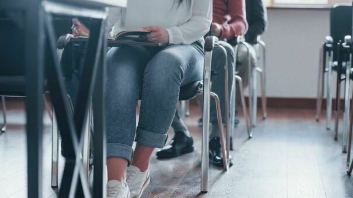 prof rimprovera un8217alunna irruzione in classe del pap224 aggressione violentissima terribile da Thesocialpost.it prof rimprovera un8217alunna irruzione in classe del pap224 aggressione violentissima terribile