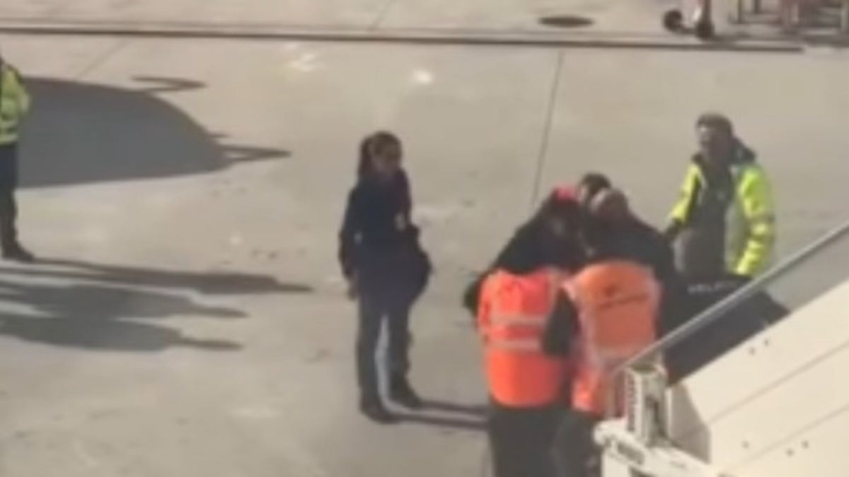 easyjet panico a bordo volo napoli berlino torna indietro per passeggero inquietante da Thesocialpost.it easyjet panico a bordo volo napoli berlino torna indietro per passeggero inquietante