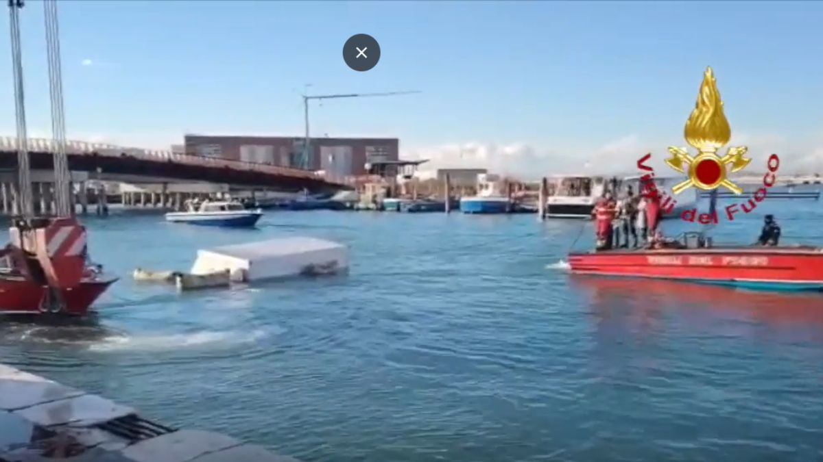 italia furgone finisce in acqua terrore il video da brividi da Thesocialpost.it italia furgone finisce in acqua terrore il video da brividi