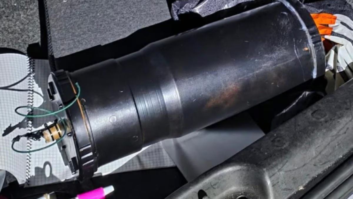 bomba in auto a roma artificieri in azione da Thesocialpost.it bomba in auto a roma artificieri in azione