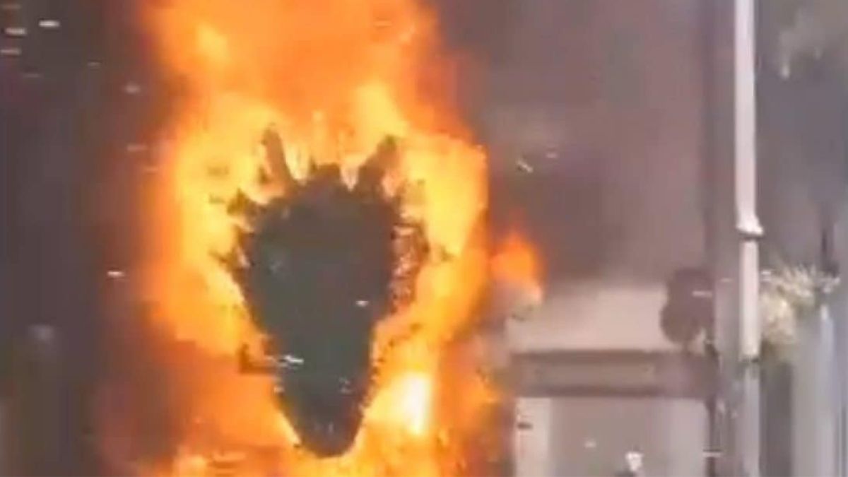 incendio durante la sfilata di carnevale carro in fiamme a nocera superiore da Thesocialpost.it incendio durante la sfilata di carnevale carro in fiamme a nocera superiore