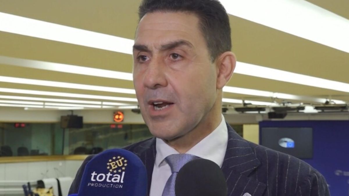 sanremo vannacci ruba la scena ma viene interrotto proprio da lei da Thesocialpost.it sanremo vannacci ruba la scena ma viene interrotto proprio da lei