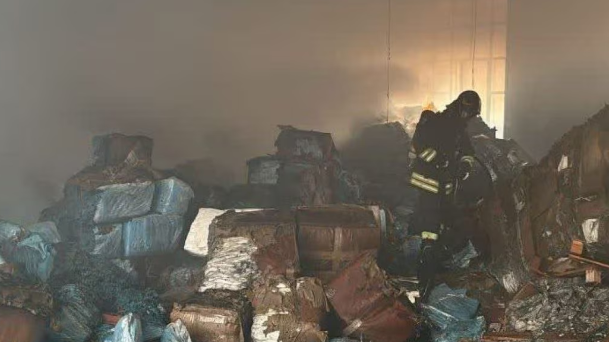 italia incendio devastante area completamente a fuoco cosa succede da Thesocialpost.it italia incendio devastante area completamente a fuoco cosa succede