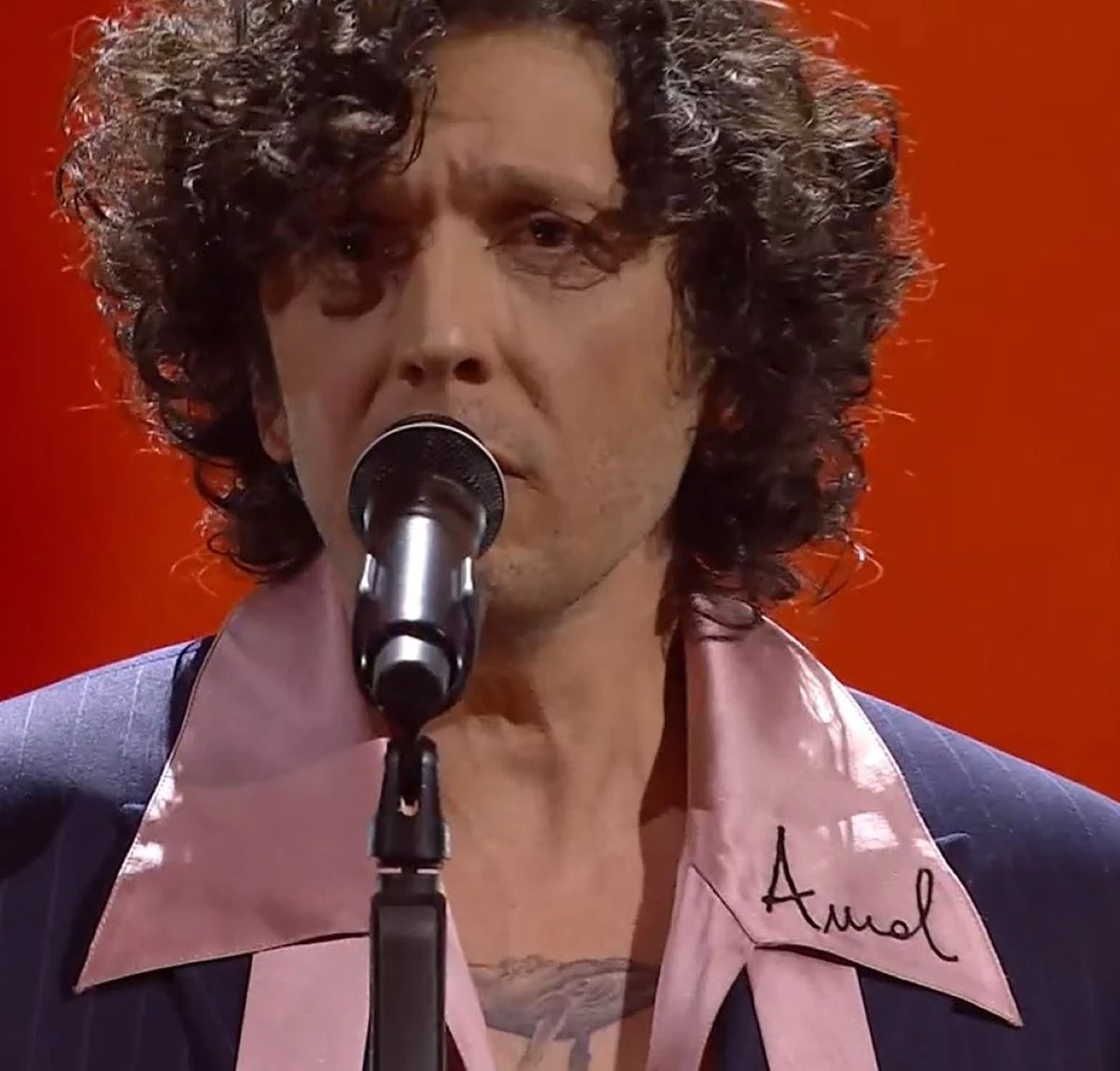Ermal Meta a Sanremo 2026 con la scritta Amal sulla giacca