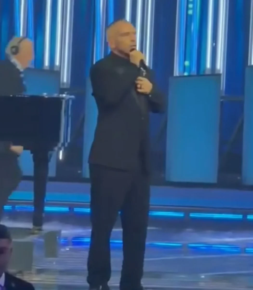 Eros Ramazzotti all’Ariston durante la terza serata di Sanremo 2026