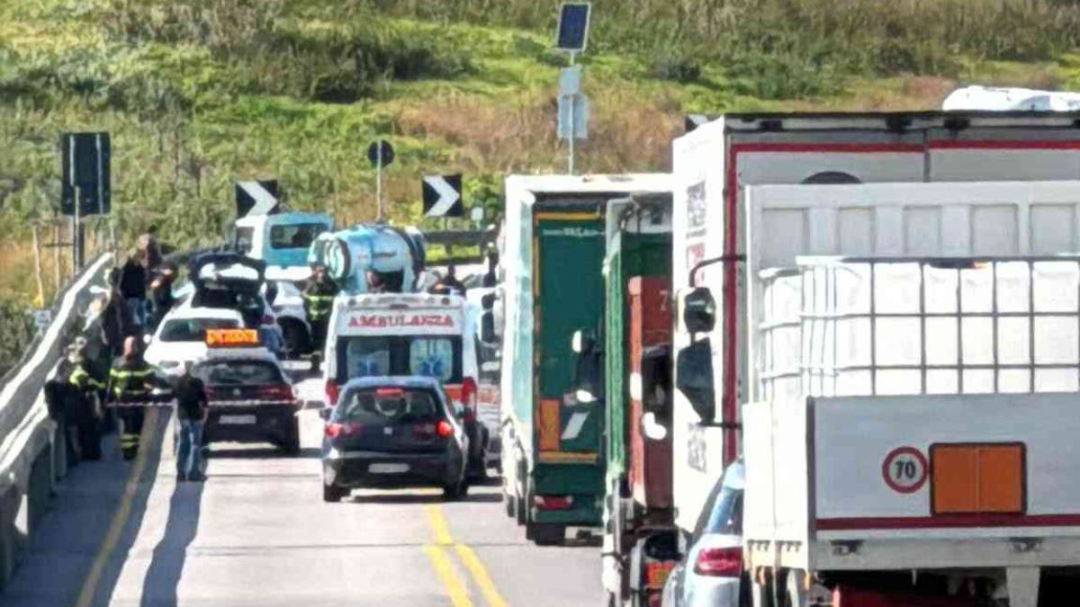 inferno in autostrada scontro tra 4 auto code per chilometri tutto bloccato da Thesocialpost.it inferno in autostrada scontro tra 4 auto code per chilometri tutto bloccato