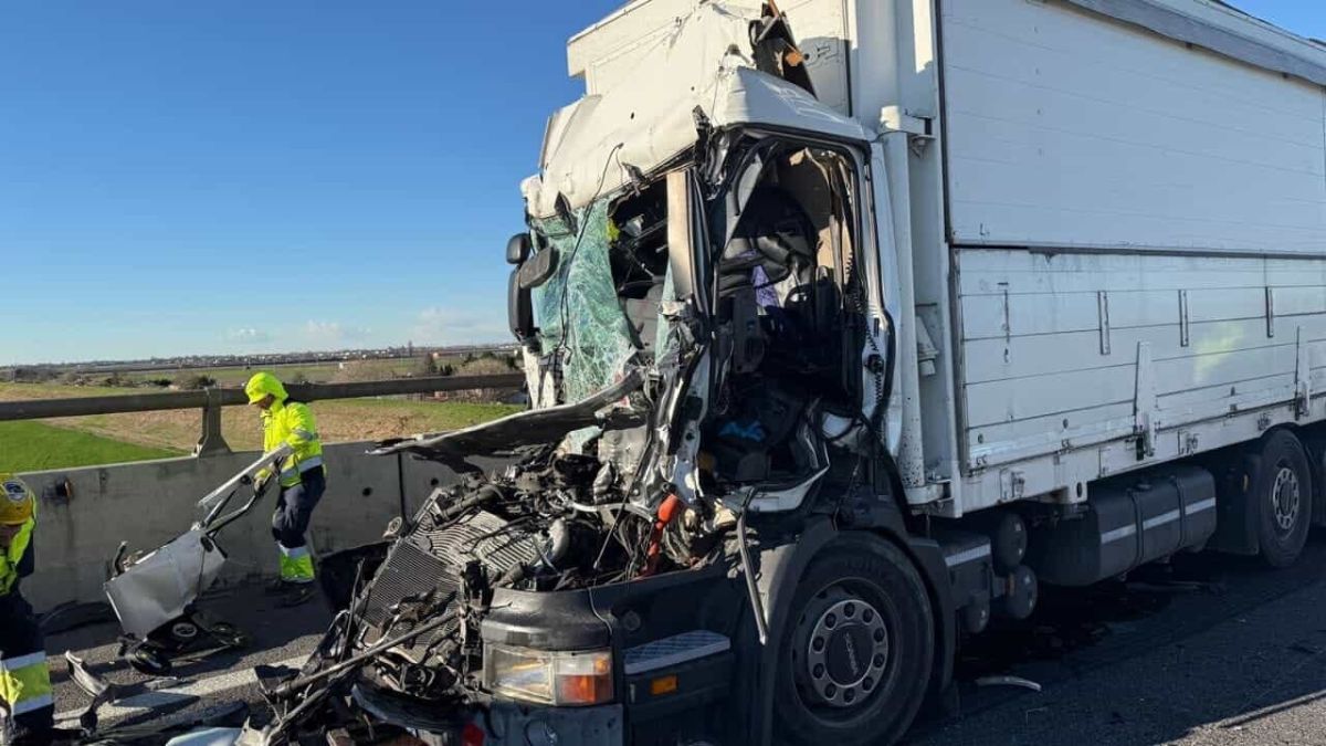 Inferno in autostrada, scontro tra tre camion e un’auto: spaventoso, code per chilometri