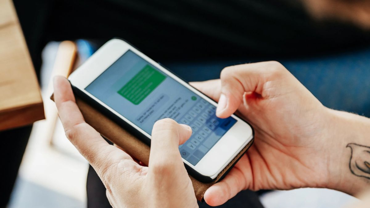 “Attenti a queste 6 cifre”. La truffa del codice spopola su WhatsApp: tante vittime, come difendersi