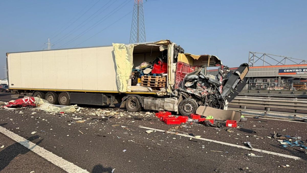 “Intrappolato tra le lamiere”. Inferno in autostrada, schianto devastante: code per chilometri “Intrappolato tra le lamiere”. Inferno in autostrada, schianto devastante: code per chilometri
