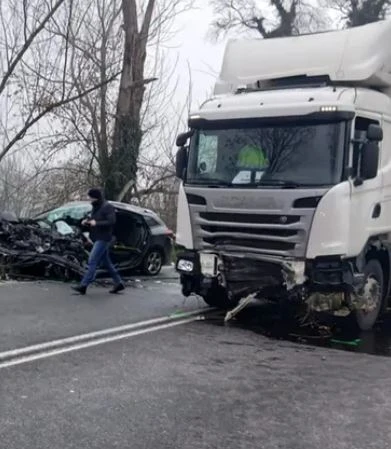 Incidente a Landriano all’alba: scontro tra auto e camion sulla ex SS 412, strada bloccata