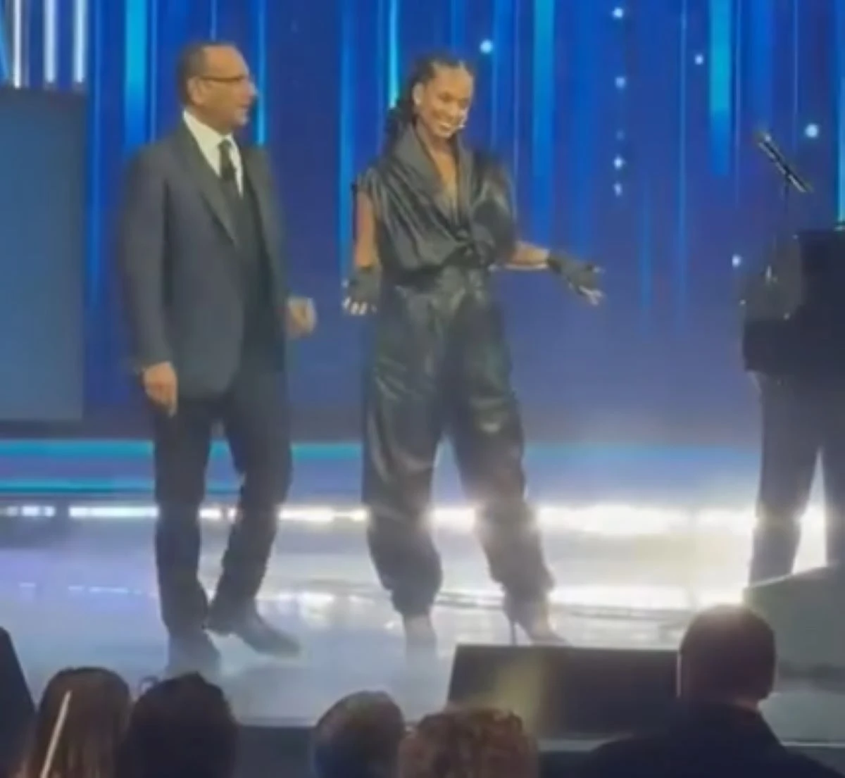 Alicia Keys e Carlo Conti nel fuorionda dopo l’imprevisto in diretta a Sanremo 2026