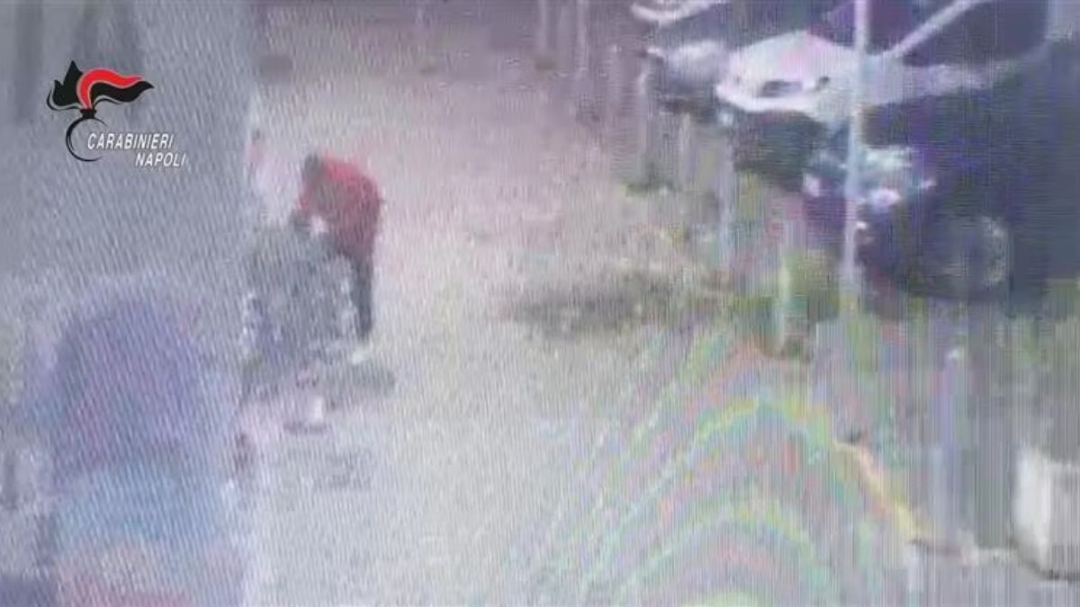 Caivano, ghanese tenta di rapire un bimbo al supermercato: “Non è tuo figlio: dammelo!”