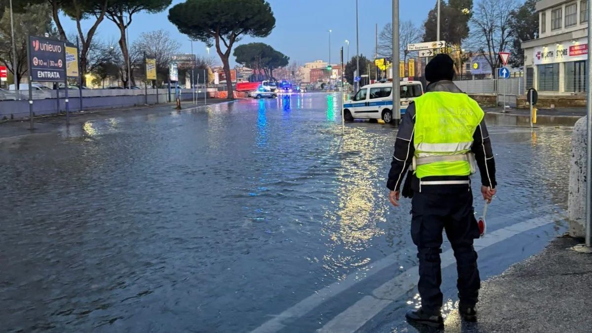 si rompe una tubatura via prenestina allagata e case senz8217acqua a roma est da Thesocialpost.it si rompe una tubatura via prenestina allagata e case senz8217acqua a roma est