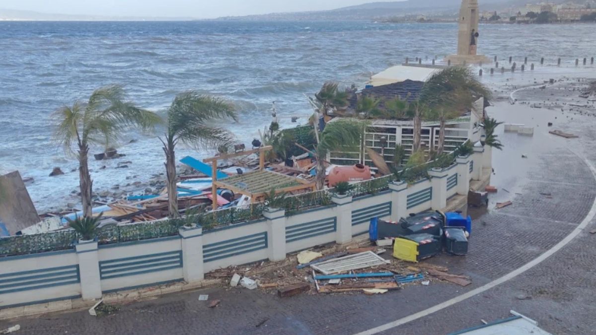 Maltempo a Reggio Calabria, distrutto da una mareggiata il Lungomare: “Il chilometro più bello d’Italia”