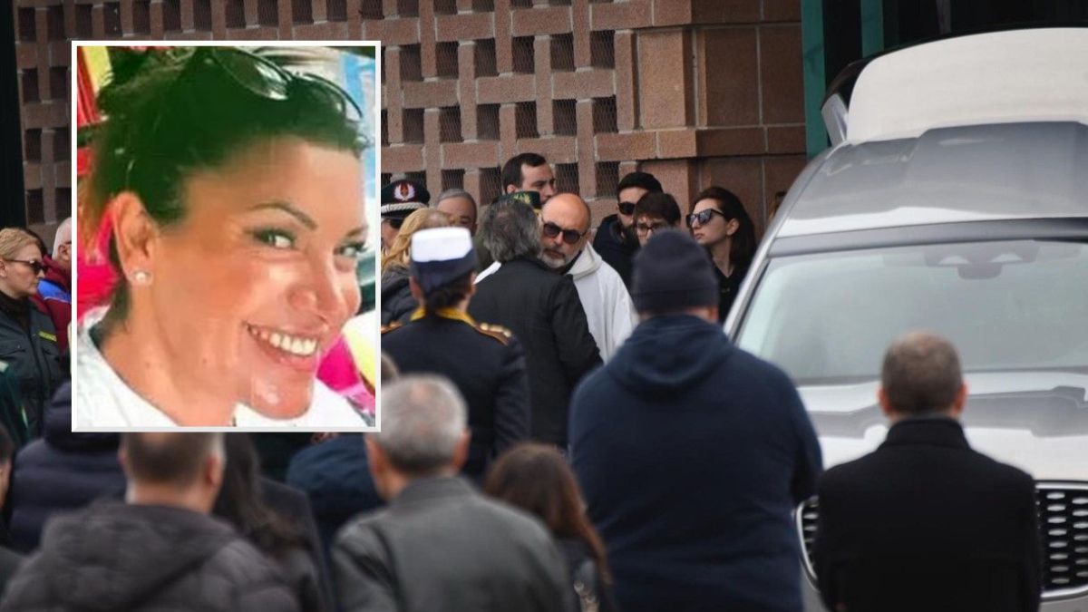 federica torzullo folla ai funerali mazzi di fiori e palloncini colorati da Thesocialpost.it federica torzullo folla ai funerali mazzi di fiori e palloncini colorati