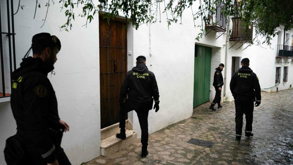 a colpi di machete l8217orrore su moglie e figlio poi l8217epilogo tragico da Thesocialpost.it a colpi di machete l8217orrore su moglie e figlio poi l8217epilogo tragico