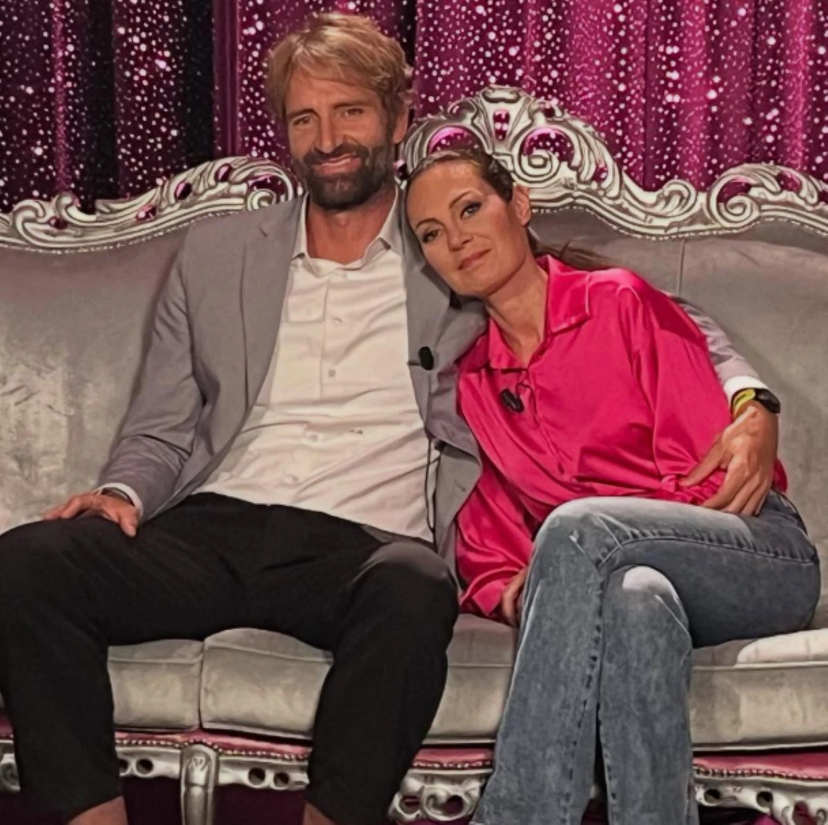 Natalia Titova e Massimiliano Rosolino sorridenti durante un momento in famiglia