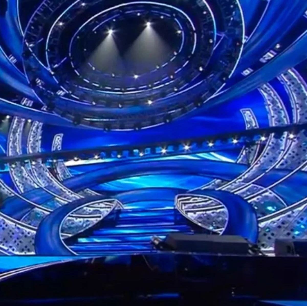 Il palco di Sanremo, simbolo della complessità del Festival