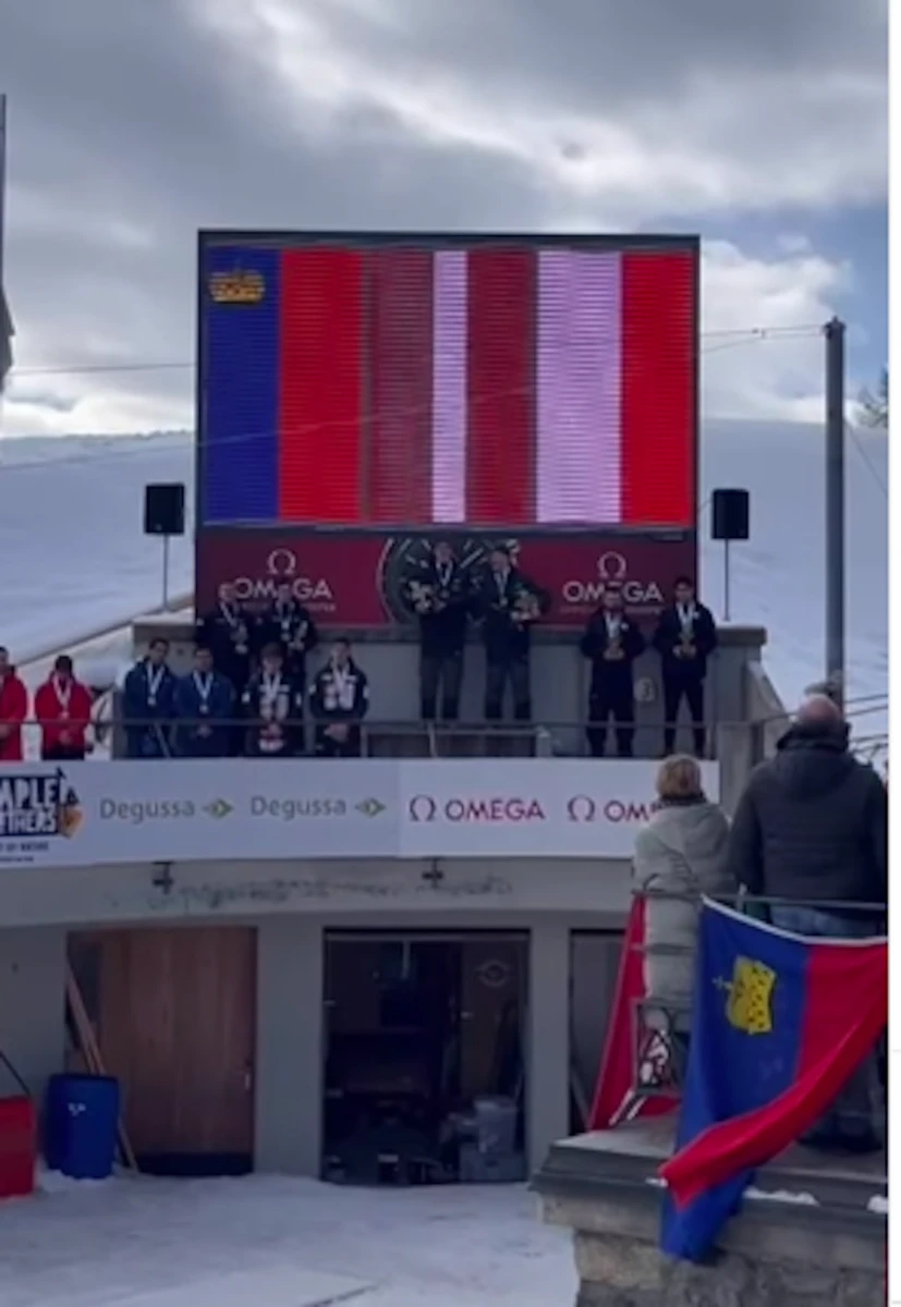 Immagine dell’atleta e del bob dopo l’incidente durante la discesa