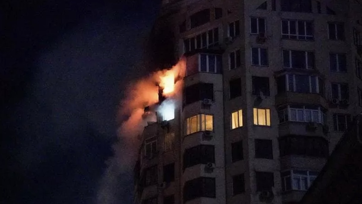 Kharkiv durante un bombardamento notturno: bagliori e fumo in città