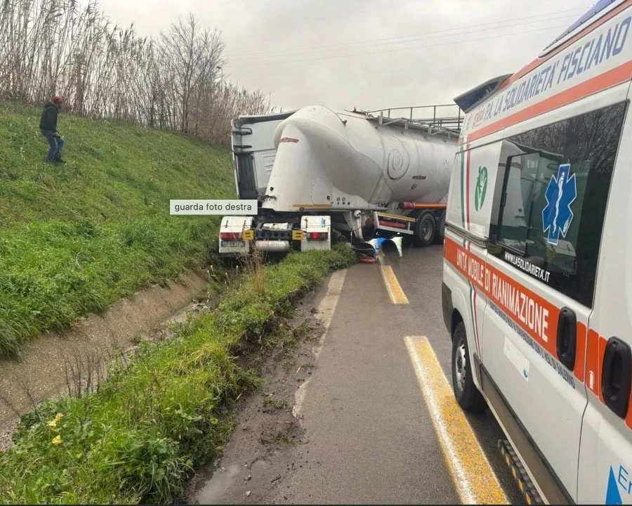 Tir fuori strada sul raccordo Salerno-Avellino in direzione Salerno