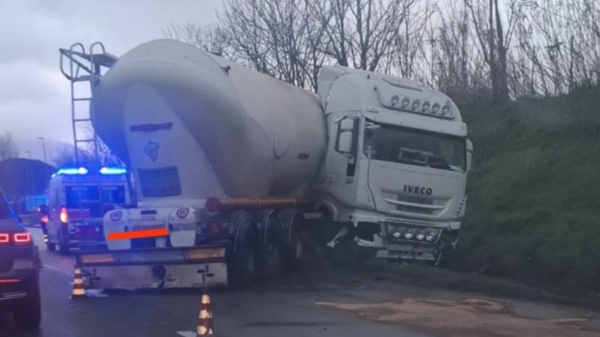 Terribile incidente sul raccordo Salerno Avellino: tir fuori strada, carreggiata chiusa e traffico in tilt