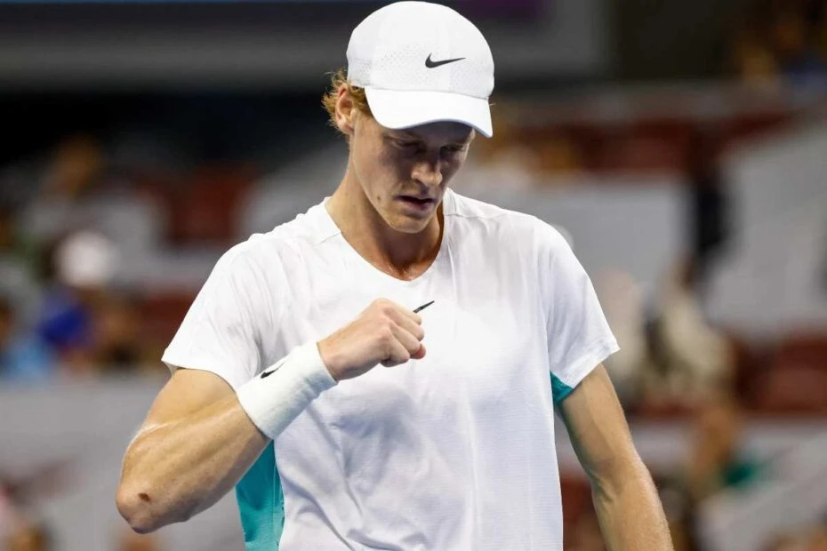 Jannik Sinner in campo, immagine a figura intera