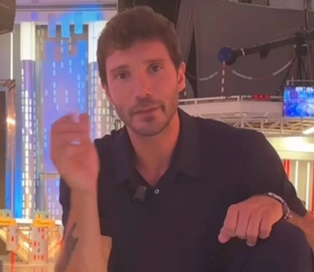 Stefano De Martino commosso durante Affari Tuoi