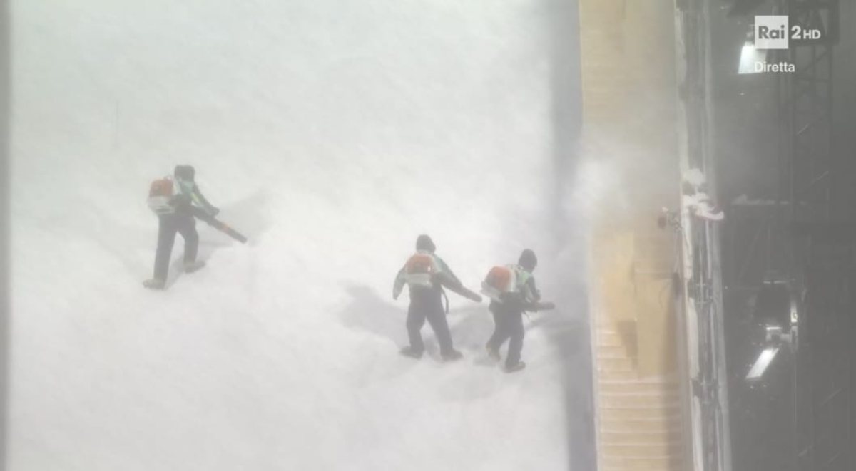 Olimpiadi Milano Cortina 2026, finale di Sci freestyle rinviata a causa di una bufera di neve Olimpiadi Milano Cortina 2026, finale di Sci freestyle rinviata a causa di una bufera di neve