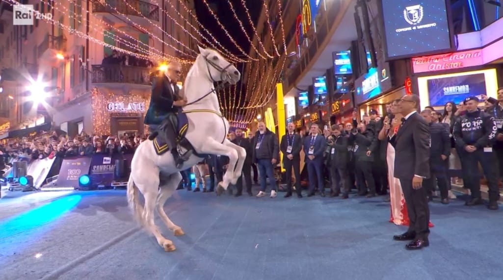 vergogna bocelli entra a sanremo a cavallo poi la scoperta bufera shock da Thesocialpost.it vergogna bocelli entra a sanremo a cavallo poi la scoperta bufera shock