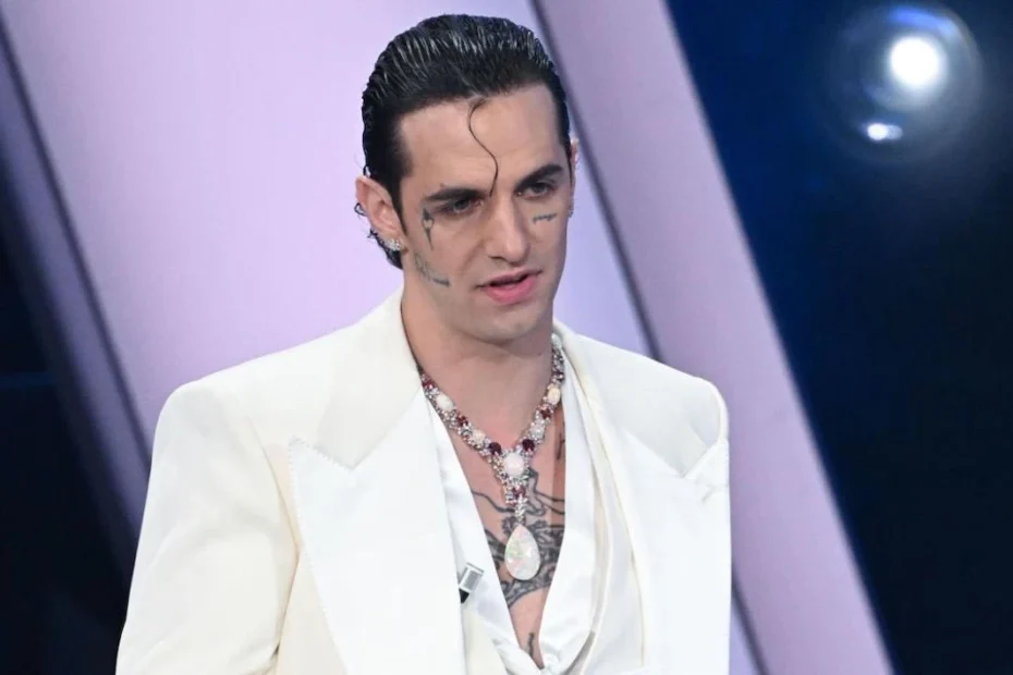 Achille Lauro sul palco dell’Ariston durante Sanremo 2026
