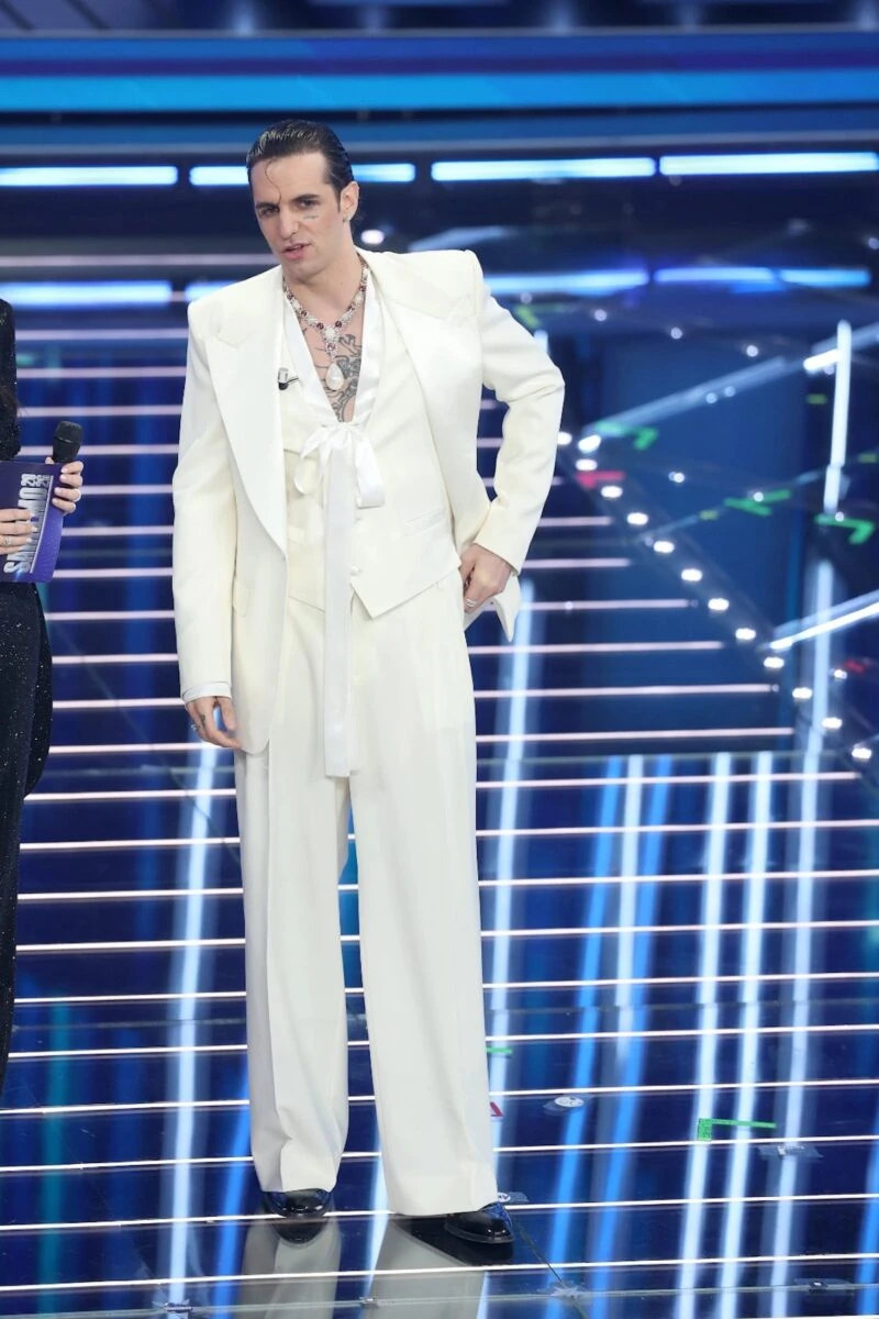 Achille Lauro in total white durante l’omaggio a Sanremo 2026