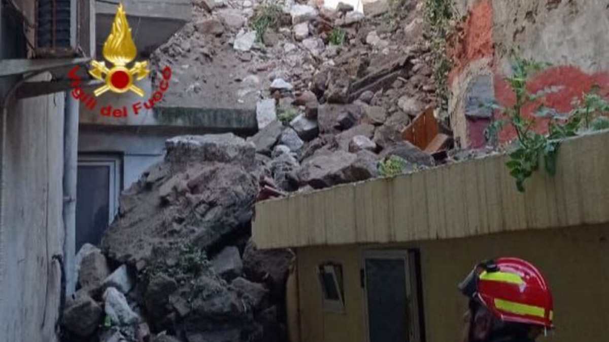 Oristano, crollo nel vecchio seminario di Bosa: strade chiuse e abitazioni evacuate