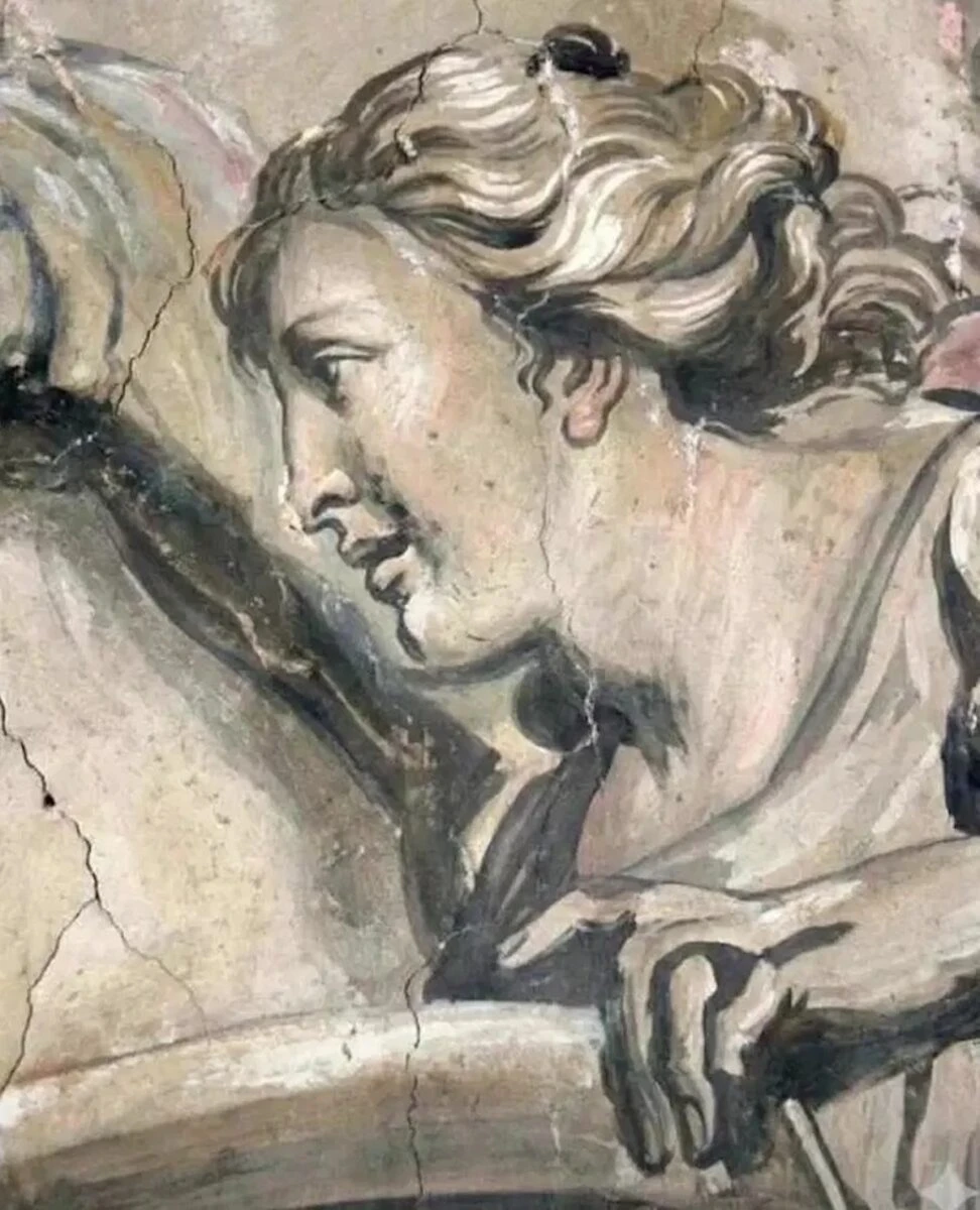 Secondo dettaglio dell’affresco dell’angelo nella Basilica di San Lorenzo in Lucina a Roma