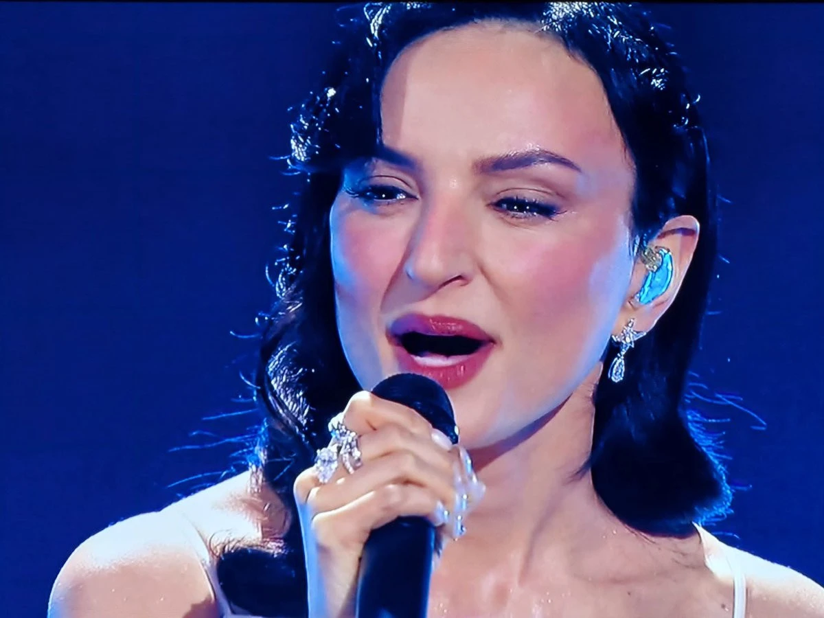 Arisa sul palco di Sanremo 2026 durante la serata delle cover