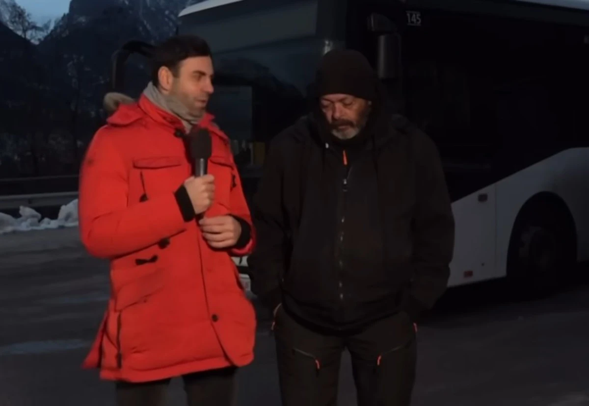 Autobus nella neve durante la vicenda del bambino sceso senza biglietto