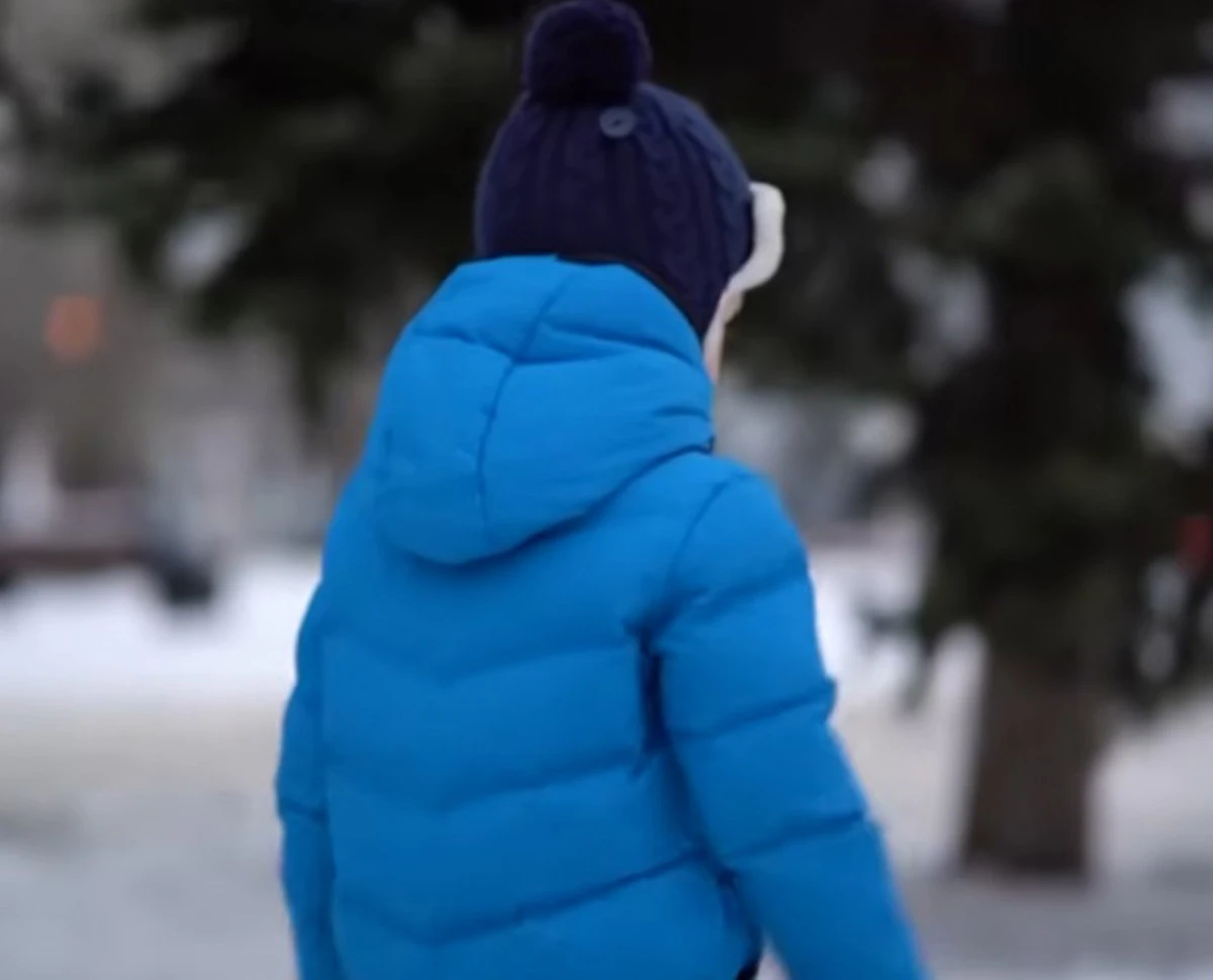 Il bambino al centro del caso del bus e della camminata nella neve