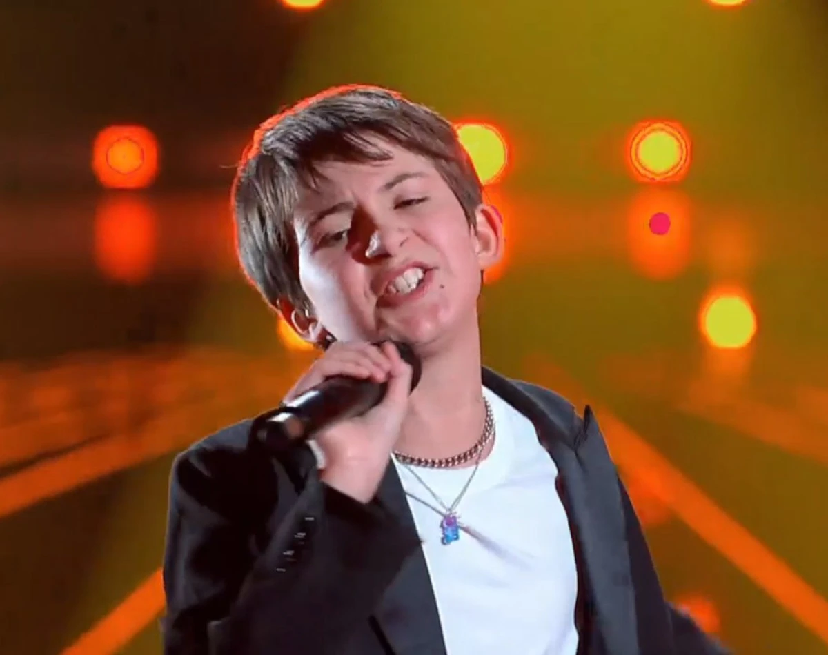 Uno dei giovani concorrenti di The Voice Kids durante la semifinale